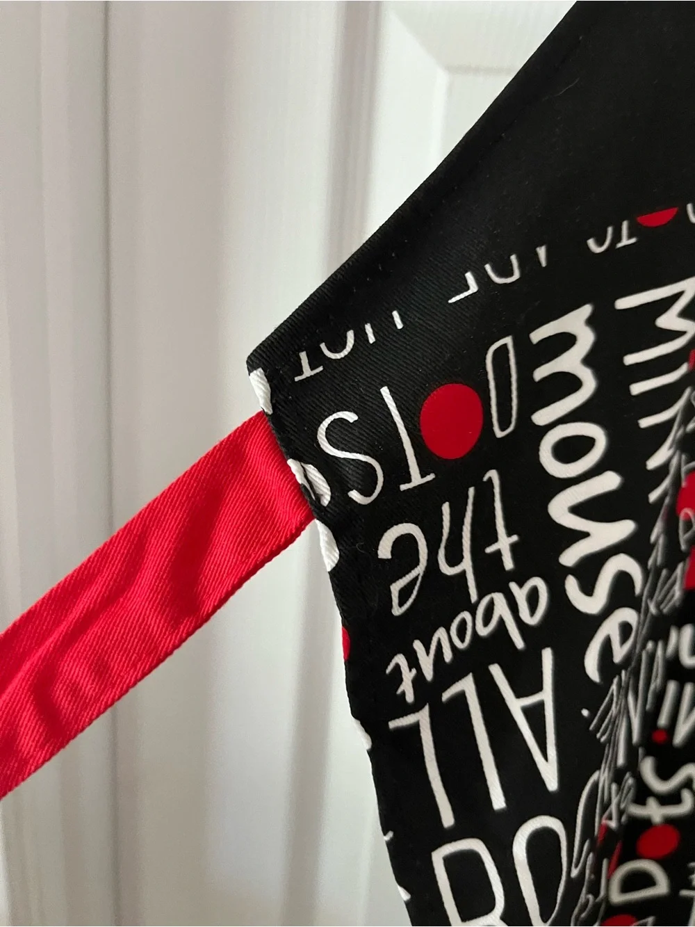 NWT One Size Disney Minnie Mouse Black & Red Graphic Bib Apron